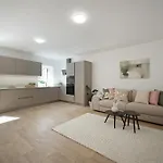 Rezidence Dibelka Apartment